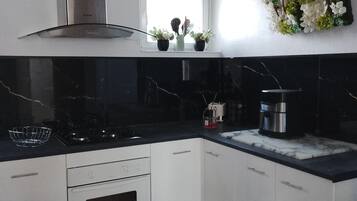 Een koelkast, een microgolfoven, een oven, een kookplaat