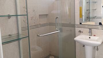 Apartamento Confort, vistas a la ciudad | Baño | Zapatillas