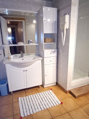 Bathroom - Vrbo Property (Dampierre-sur-Linotte)