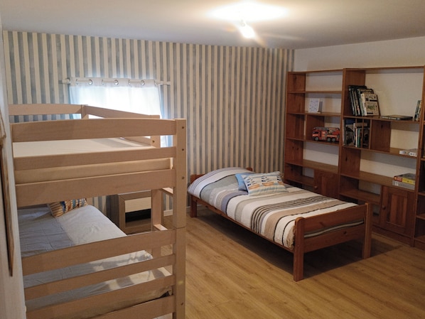 2 Schlafzimmer, Bügeleisen/Bügelbrett
