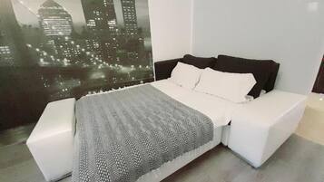 Apartment, Balkon, Stadtblick | Bügeleisen/Bügelbrett, kostenloses WLAN