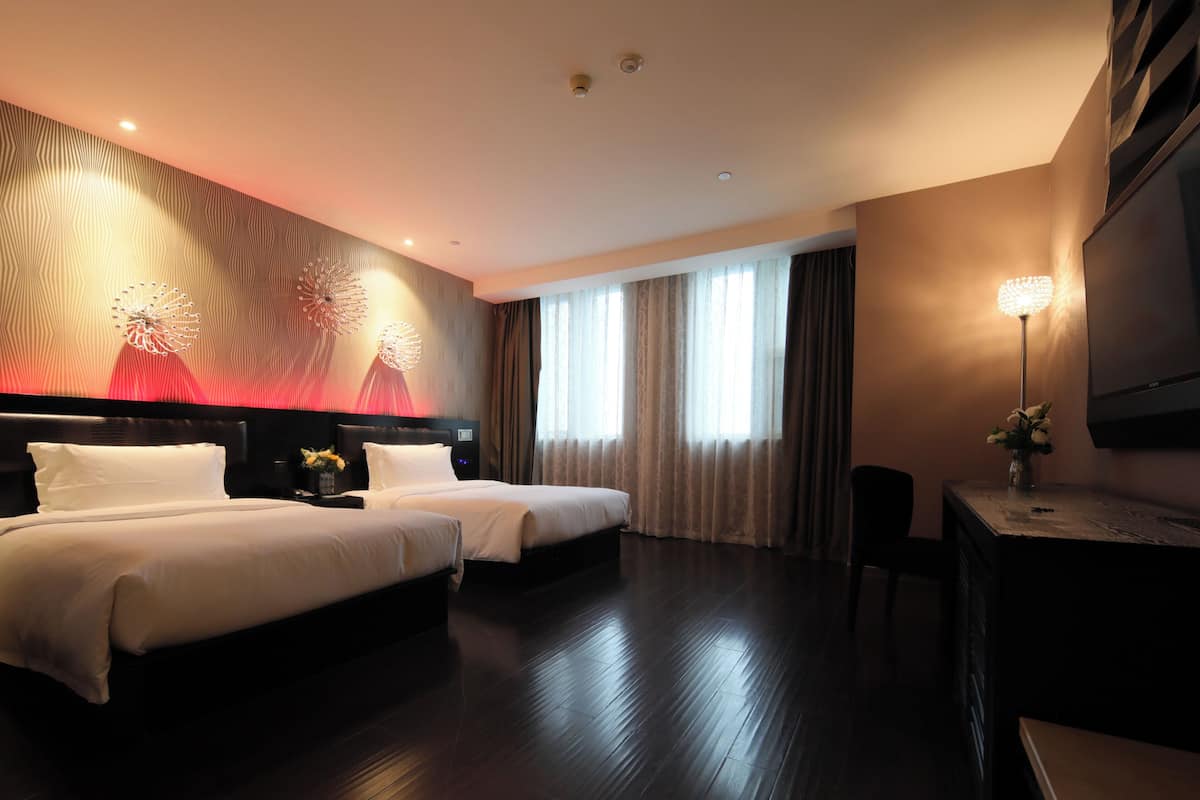 Deluxe Twin Room, Pets Not Allowed | In-room safe, desk, laptop workspace, blackout drapes