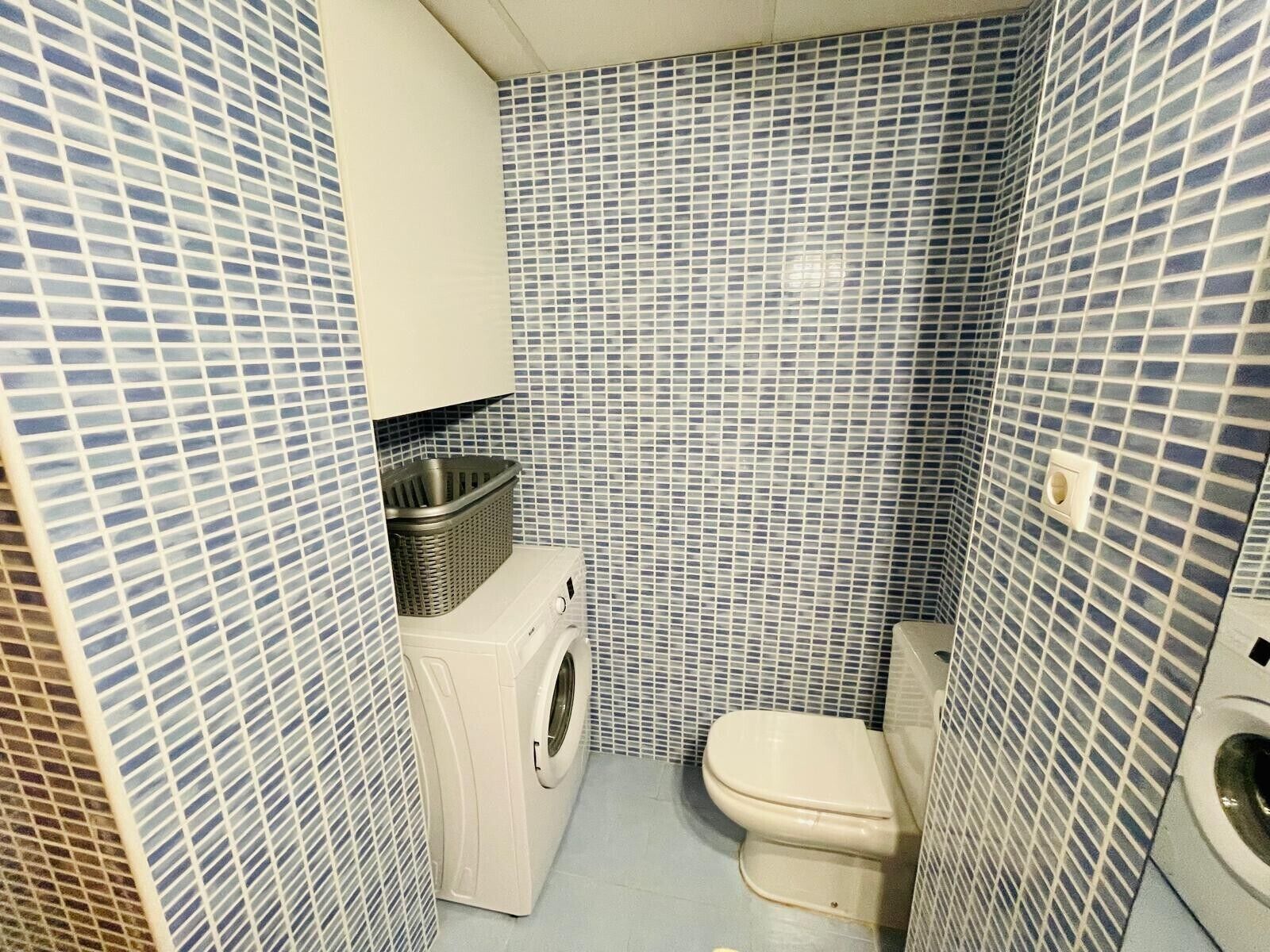 Een douche, een haardroger, handdoeken