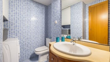 Een douche, een haardroger, handdoeken