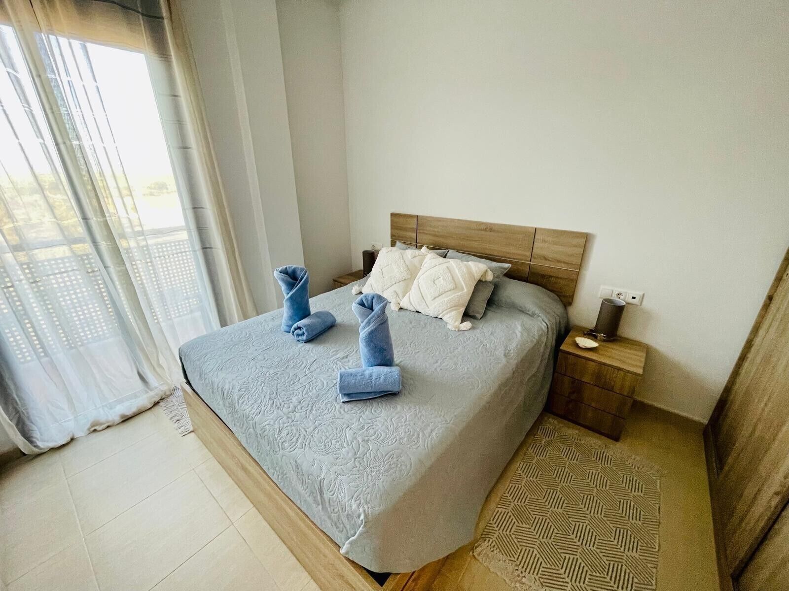 Tabla de planchar con plancha, wifi, ropa de cama
