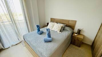 Tabla de planchar con plancha, wifi, ropa de cama
