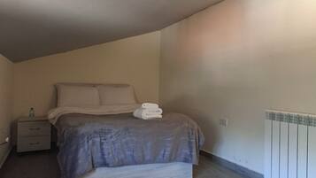 3 bedrooms, iron/ironing board, Internet, bed sheets