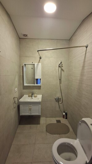Bathroom - Ski Hut - Faqra - 3 bedroom apartment 2 min from Faqra Club (Kfardibiane)