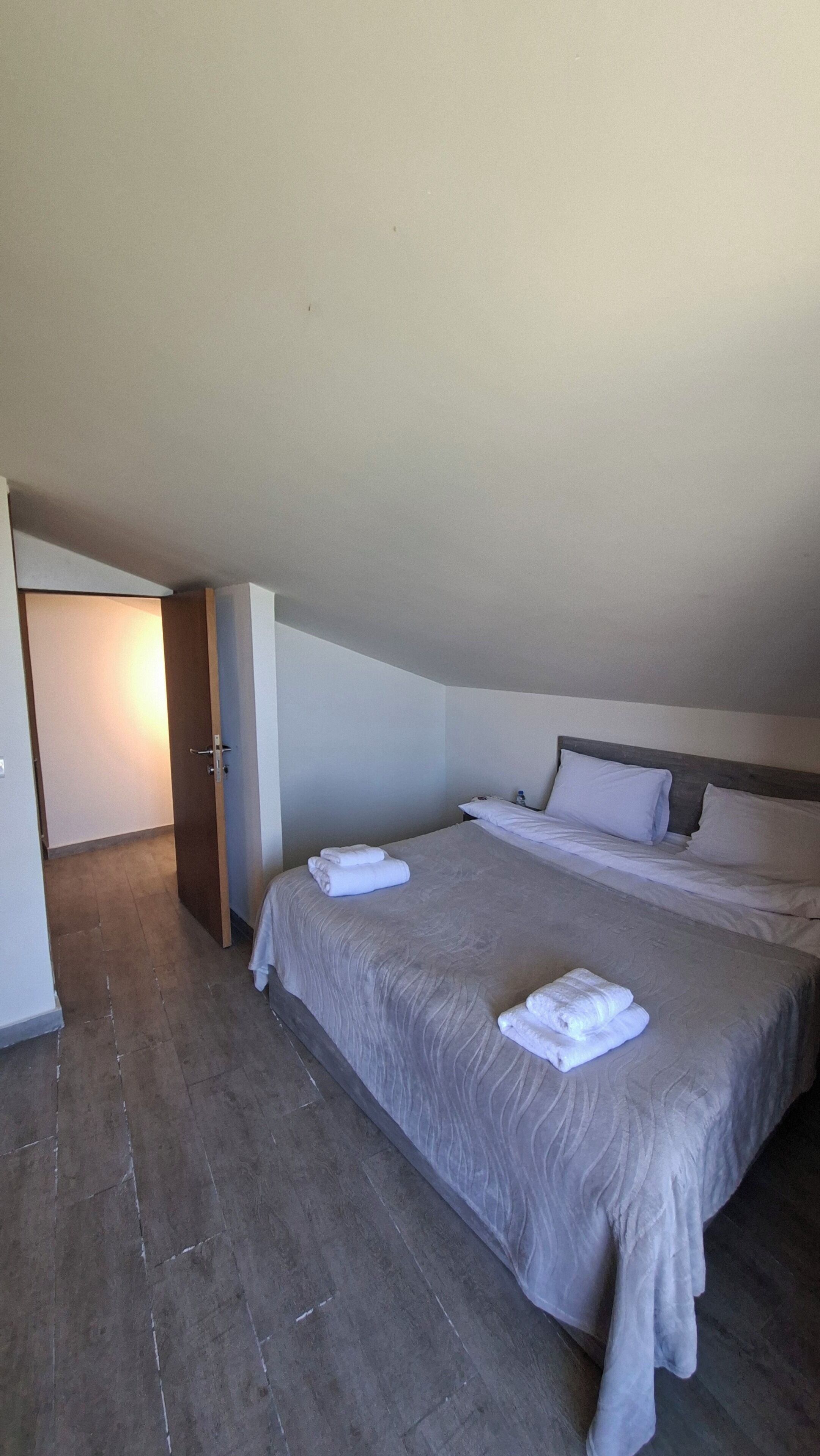 3 bedrooms, iron/ironing board, internet, bed sheets