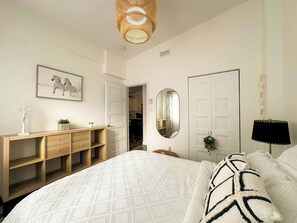 Iron/ironing board, Internet, bed sheets - Bright Home with Balcony - 15 min to Premium Outlets (Mirabel)