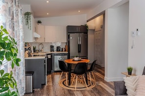 Coffee/tea maker, fridge, microwave, oven - Bright Home with Balcony - 15 min to Premium Outlets (Mirabel)