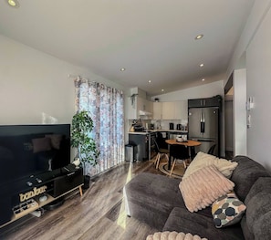 TV - Bright Home with Balcony - 15 min to Premium Outlets (Mirabel)
