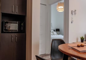 Dining - Bright Home with Balcony - 15 min to Premium Outlets (Mirabel)