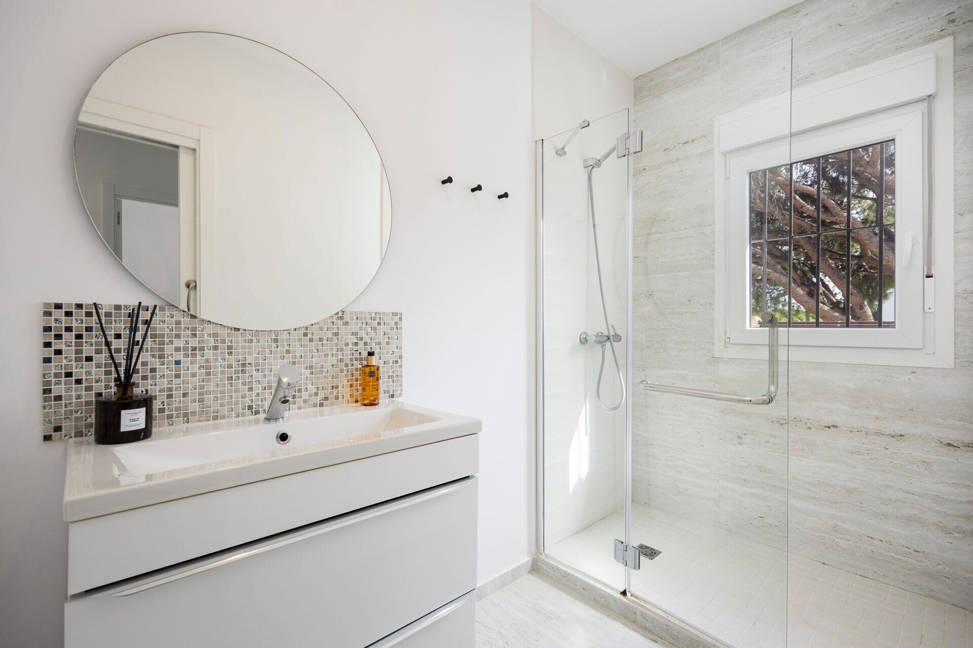 Shower, hair dryer, towels