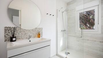 Shower, hair dryer, towels