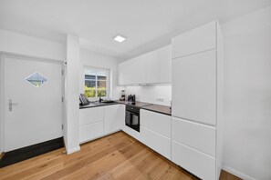 Wasserkocher mit Kaffee-/Teezubehör, Kühlschrank, Ofen, Herdplatte