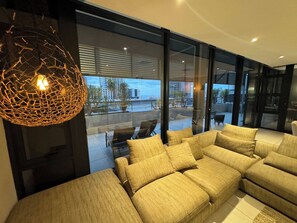 TV - Luxury 3 Bedroom Penthouse - Umhlanga Rocks (uMhlanga)