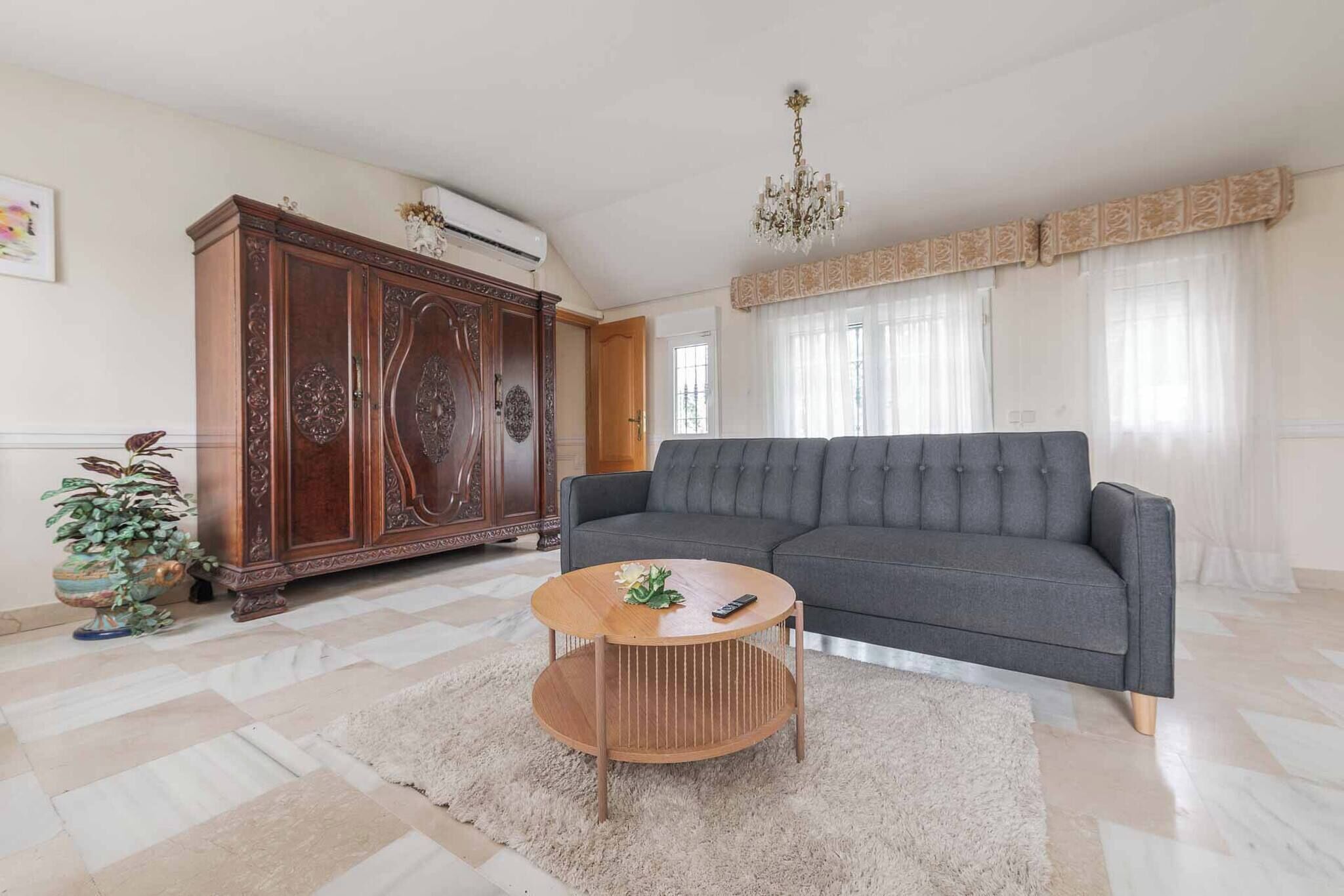 Una televisión, una chimenea
