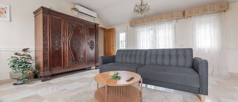 Una televisión, una chimenea
