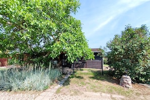 Property grounds - Seeluft Vacation Bungalow - "Sonnenschein" Vacation Rental with Terrace Near a Sandy Beach (Loddin)