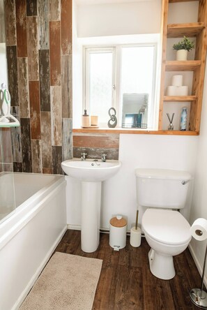 Bathroom - Charming 3-Bedroom House with Jacuzzi in Stewartby (Stewartby)