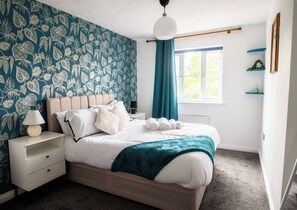 Room - Charming 3-Bedroom House with Jacuzzi in Stewartby (Stewartby)