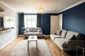 Living area - Charming 3-Bedroom House with Jacuzzi in Stewartby (Stewartby)