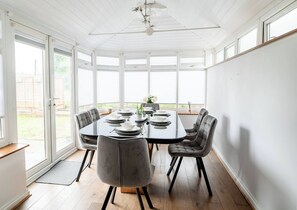 Dining - Charming 3-Bedroom House with Jacuzzi in Stewartby (Stewartby)