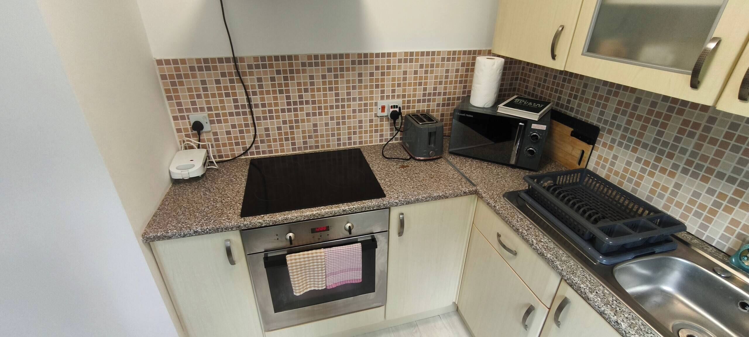 Fridge, stovetop