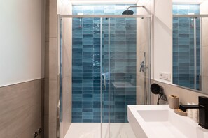Dusche, Haartrockner, Handtücher