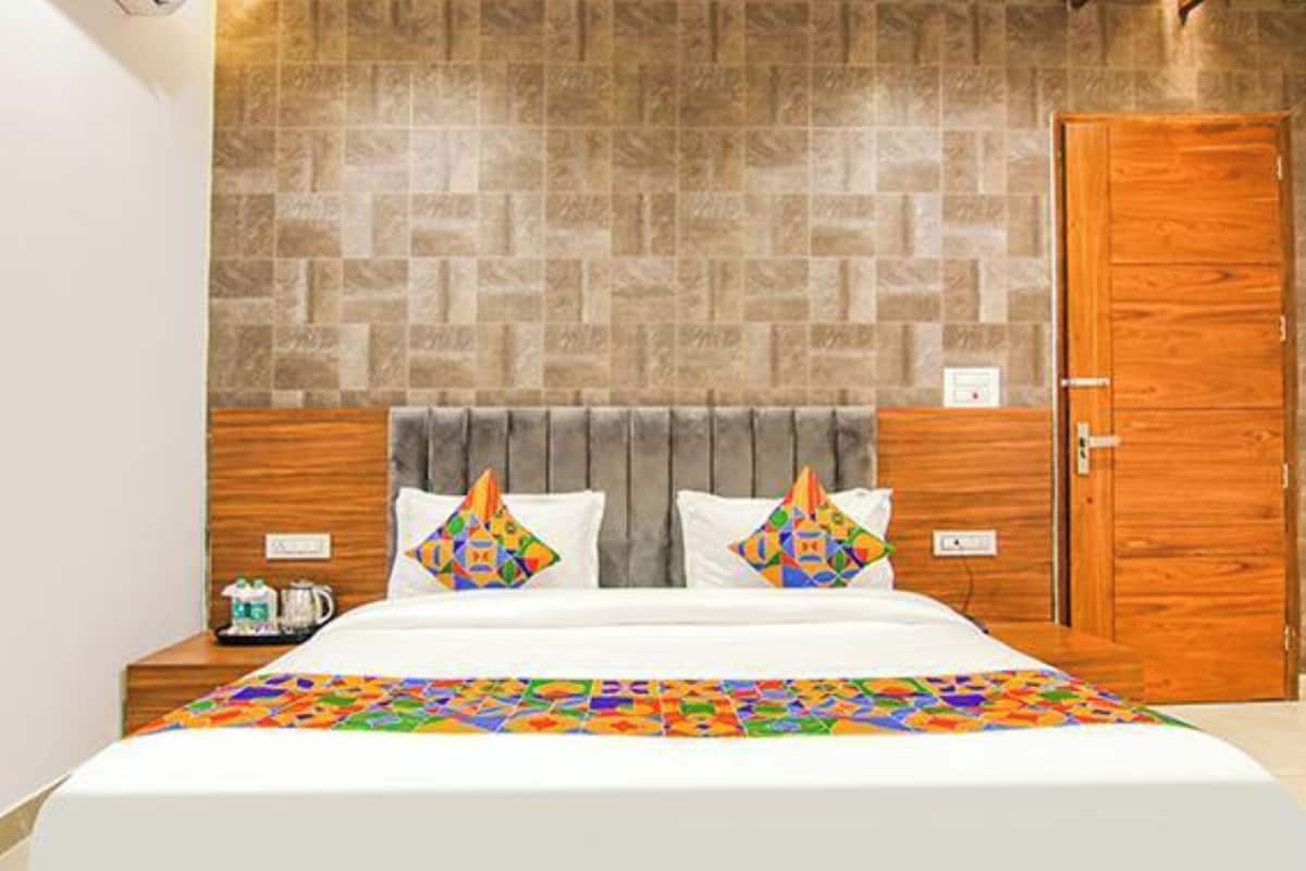 Luxury Suite | Egyptian cotton sheets, premium bedding, in-room safe, desk