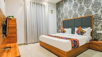 Egyptian cotton sheets, premium bedding, in-room safe, desk