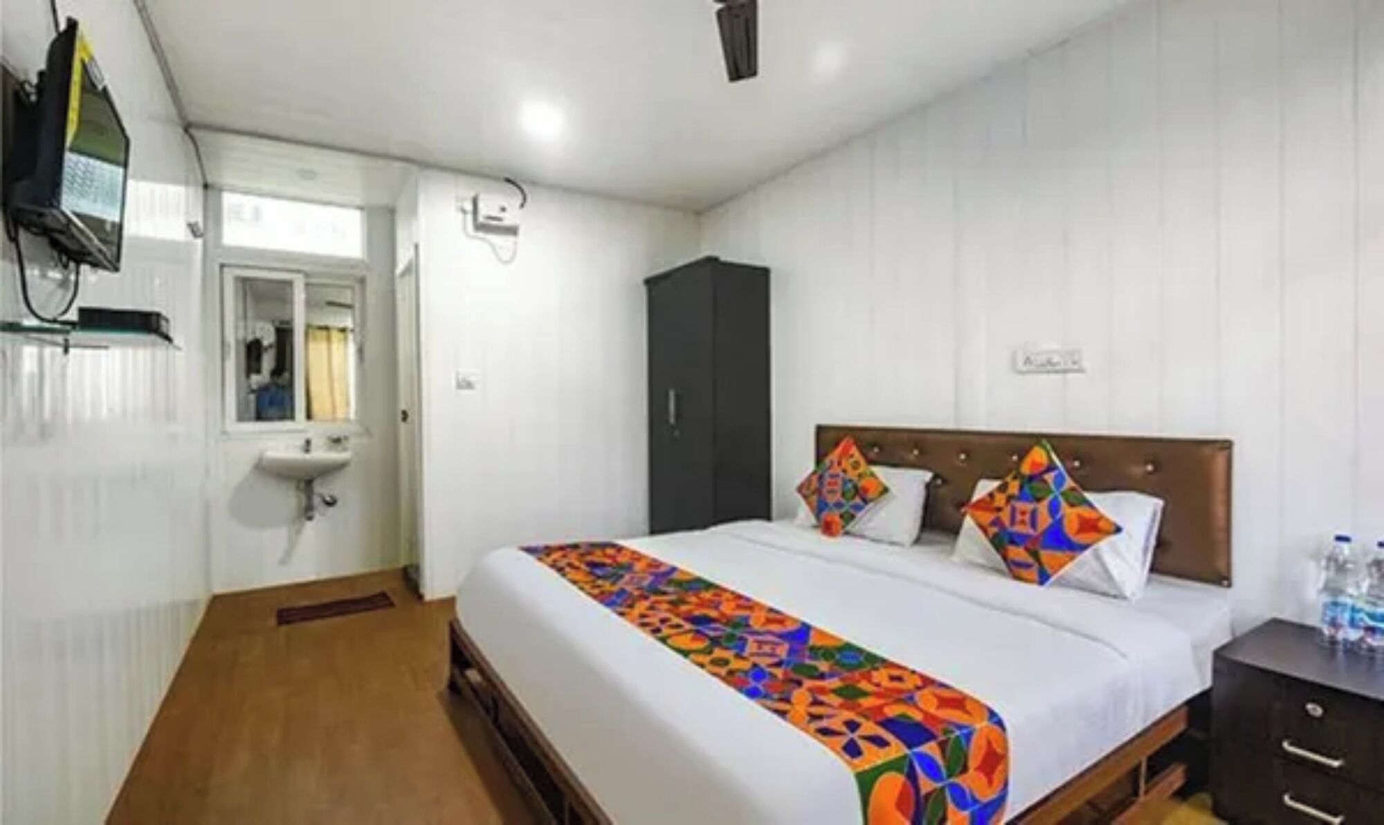 Cofres nos quartos, escrivaninha, Wi-Fi de cortesia, roupa de cama
