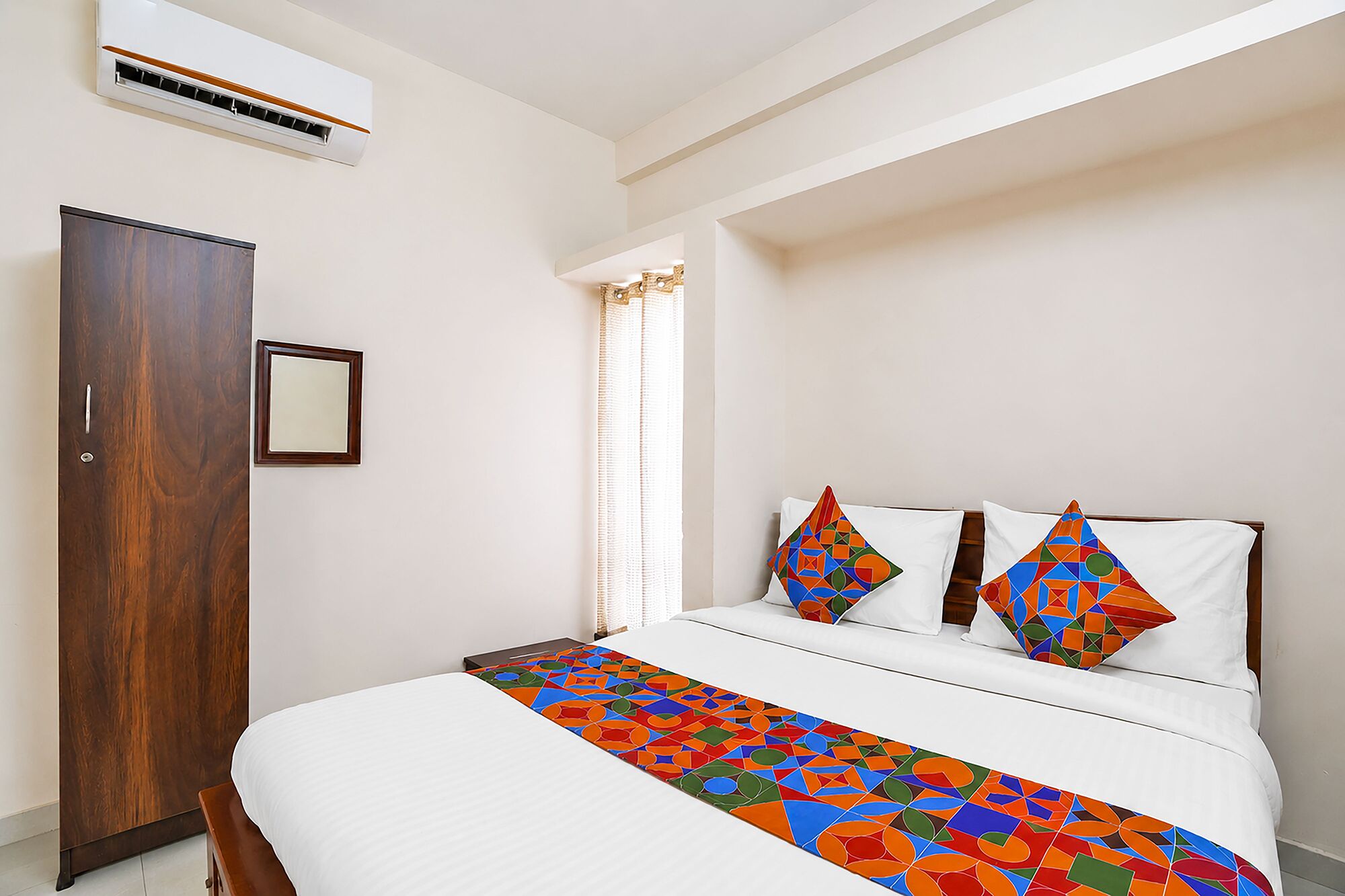 Une chambre d’hôtel équipée d’un lit, d’une armoire et d’un appareil de climatisation.