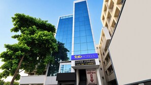 Un edificio moderno con un letrero que indica 'fabHOTELS' y 'SILVER STAR LODGING', y un cartel de entrada.