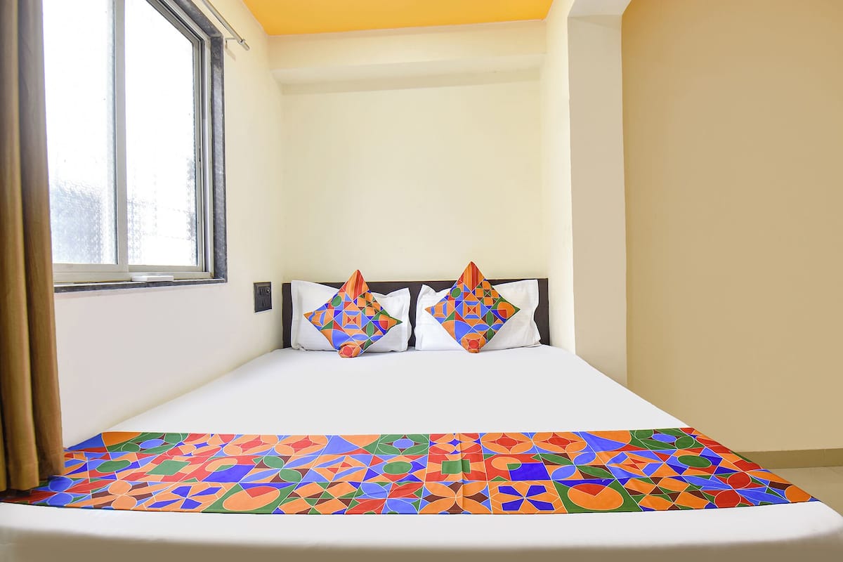 Deluxe Room | Egyptian cotton sheets, premium bedding, in-room safe, desk