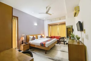 Egyptian cotton sheets, premium bedding, in-room safe, desk - Fabhotel The Silken Stay 130 (Gurugram)