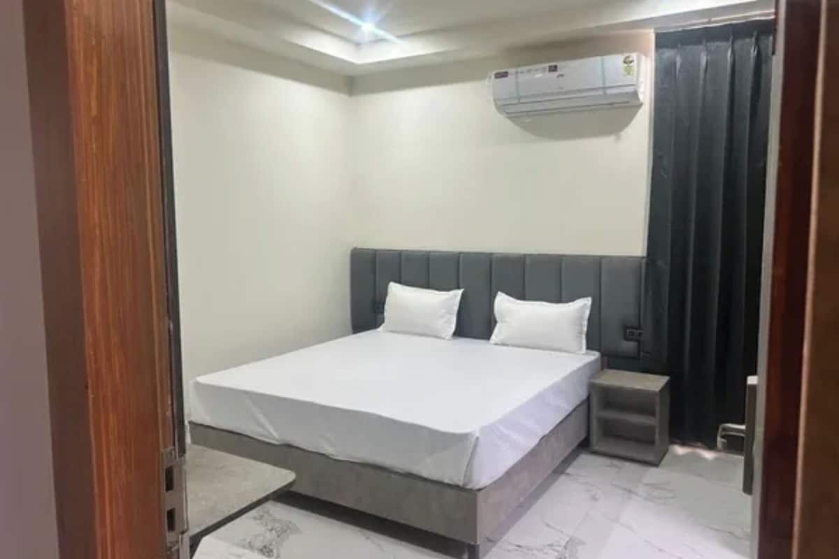 Egyptian cotton sheets, premium bedding, desk, free WiFi