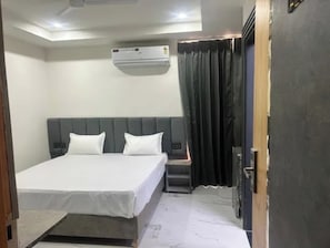 Egyptian cotton sheets, premium bedding, desk, free WiFi - Fabhotel The Silken Stays 108 (Gurugram)