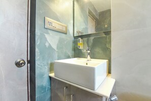Suihku, sadesuihkupää, ilmaiset hygieniatuotteet, pyyhkeet