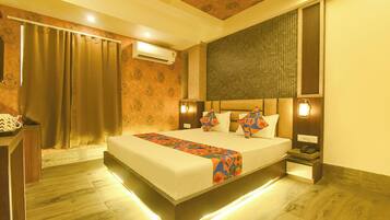 Egyptian cotton sheets, premium bedding, in-room safe, desk