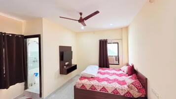 Deluxe Room | Egyptian cotton sheets, premium bedding, in-room safe, desk