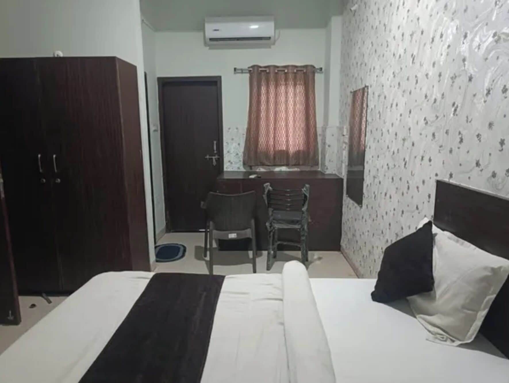 Egyptian cotton sheets, premium bedding, desk, free WiFi