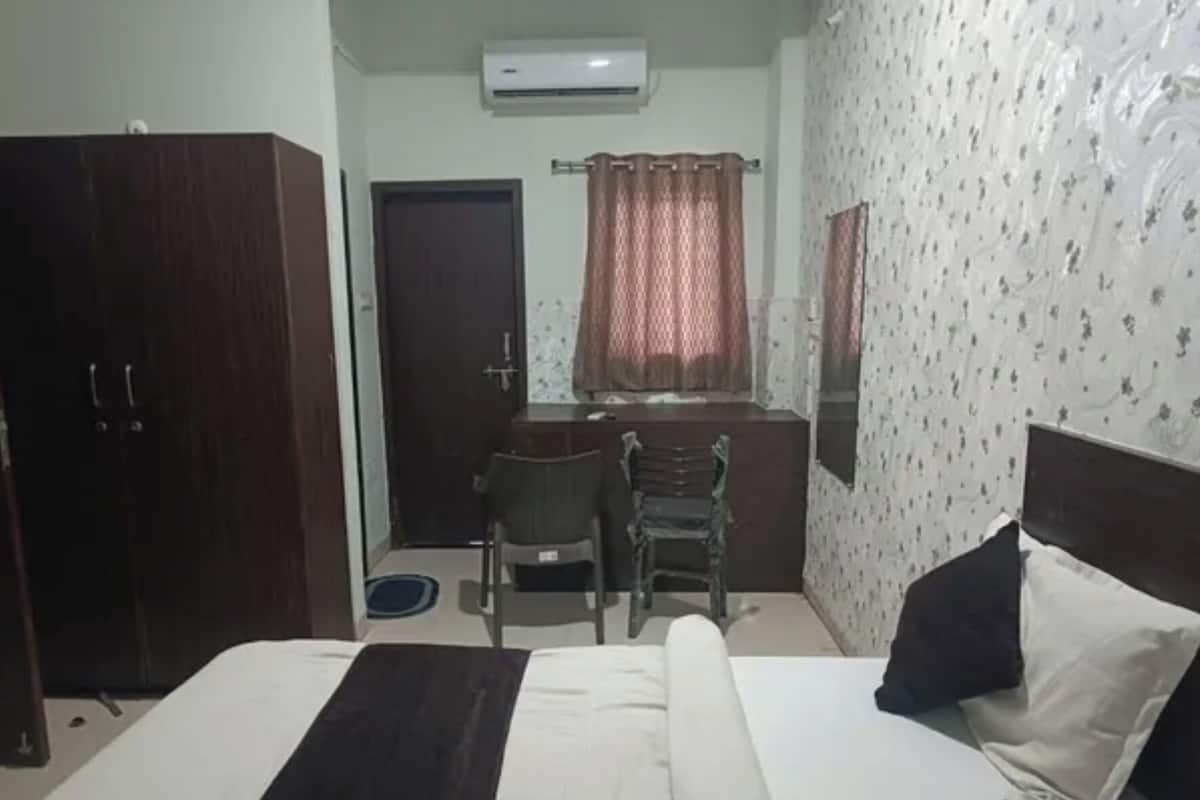 Egyptian cotton sheets, premium bedding, desk, free WiFi