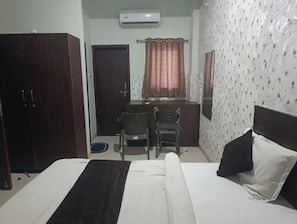 Egyptian cotton sheets, premium bedding, desk, free WiFi - Fabhotel Shree (Indore)