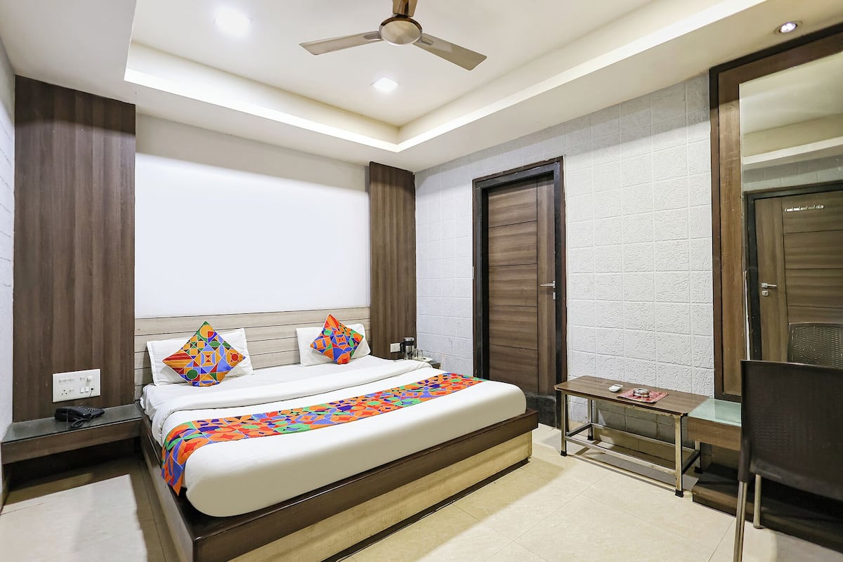 Egyptian cotton sheets, premium bedding, desk, WiFi (free)