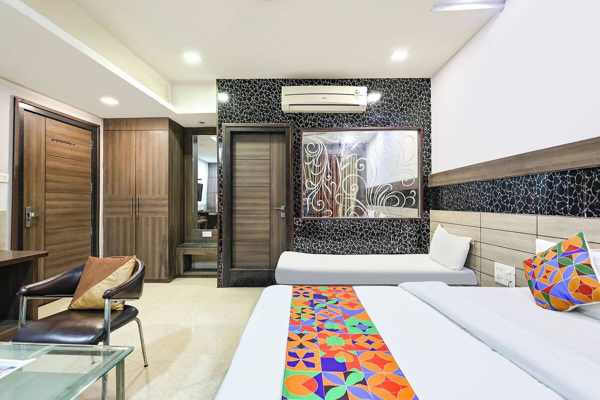 Egyptian cotton sheets, premium bedding, desk, WiFi (free)