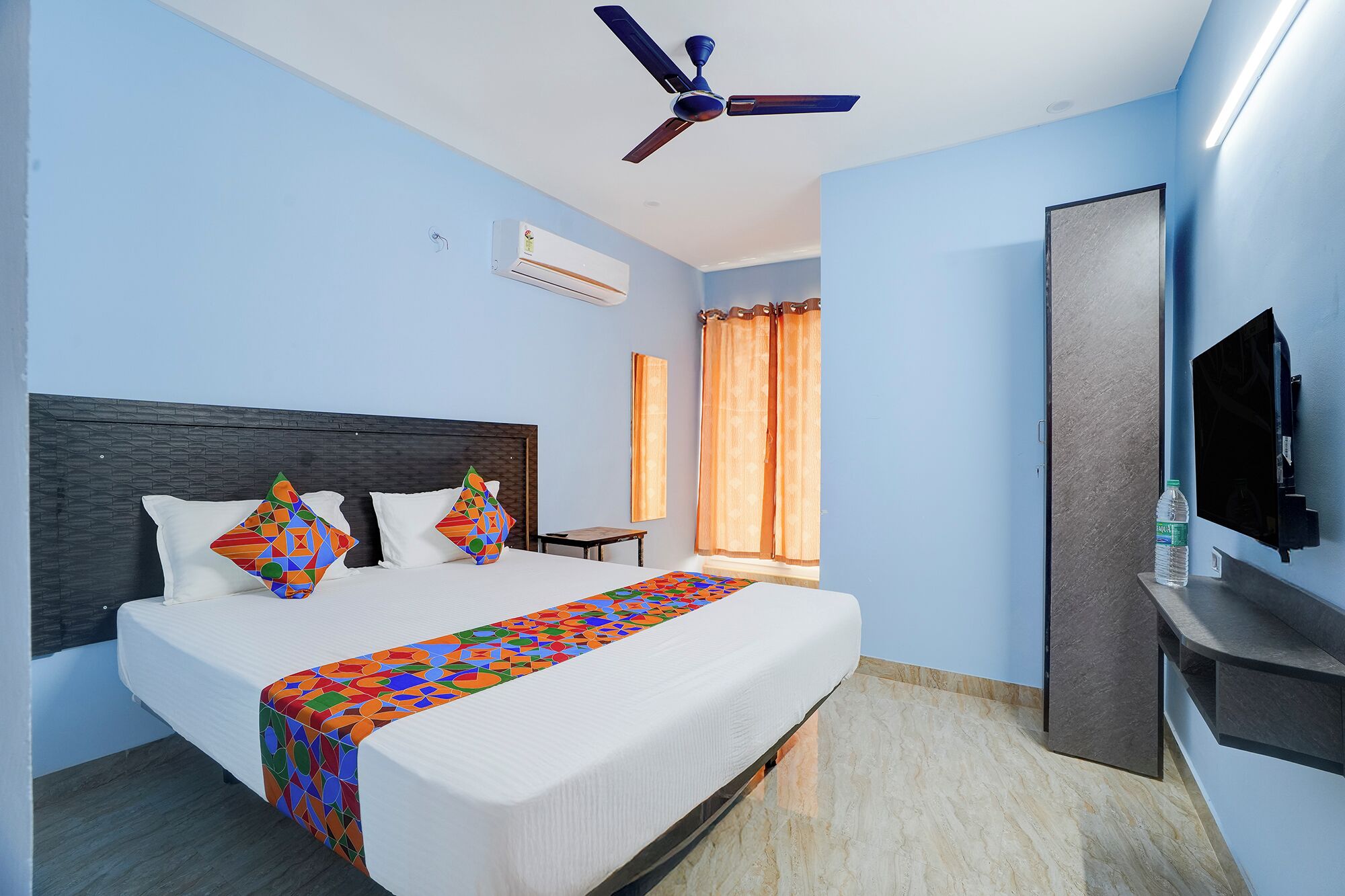 Egyptian cotton sheets, premium bedding, in-room safe, desk