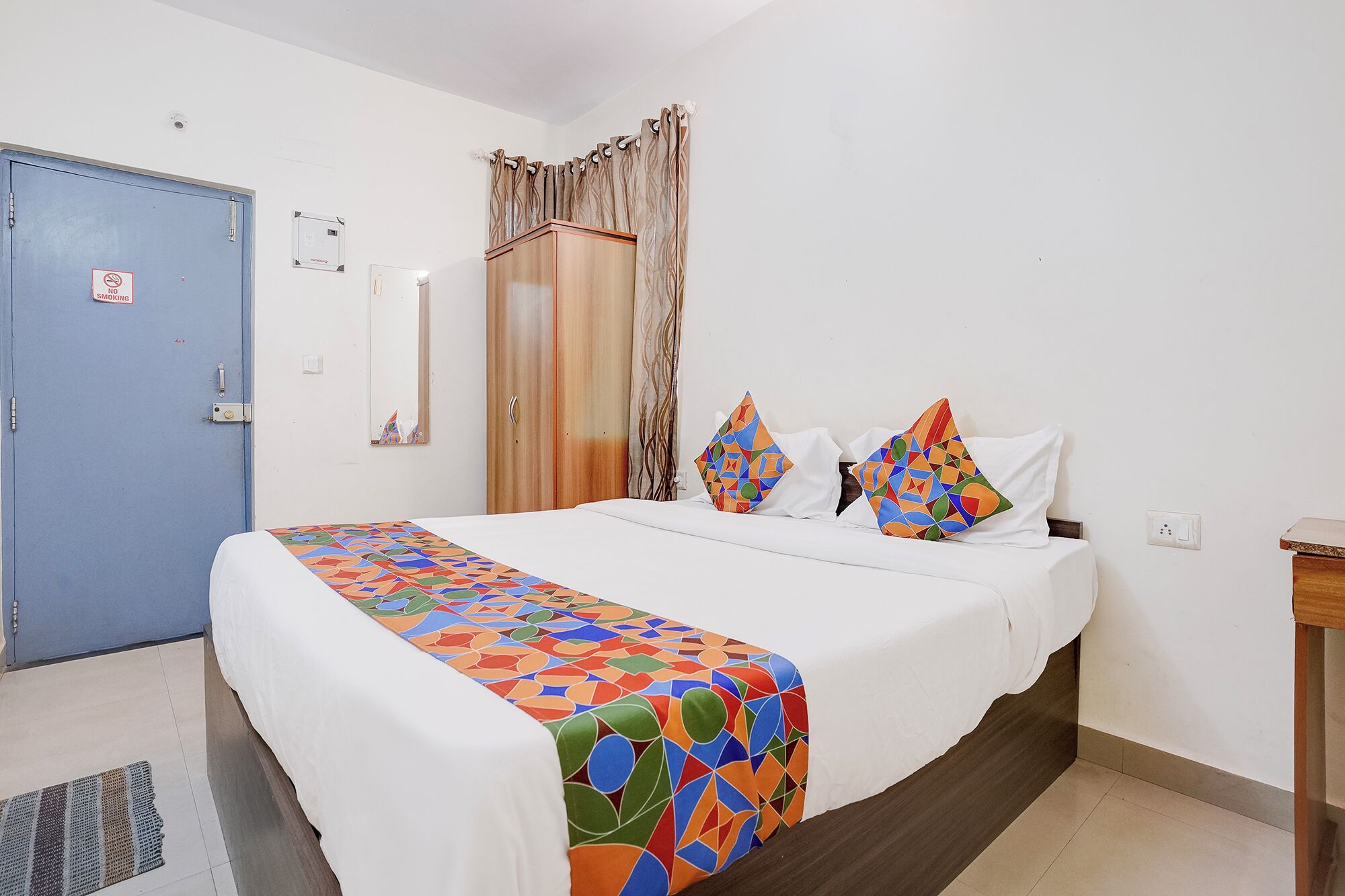 Egyptian cotton sheets, premium bedding, in-room safe, desk