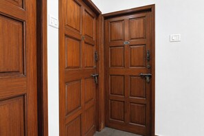 Puerta doble de madera con cerradura, pomo y placa con el número 206.